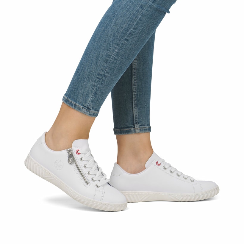 Baskets basses Rieker blanches pour femme N0900-81 en cuir lisse. Chaussure au pied.