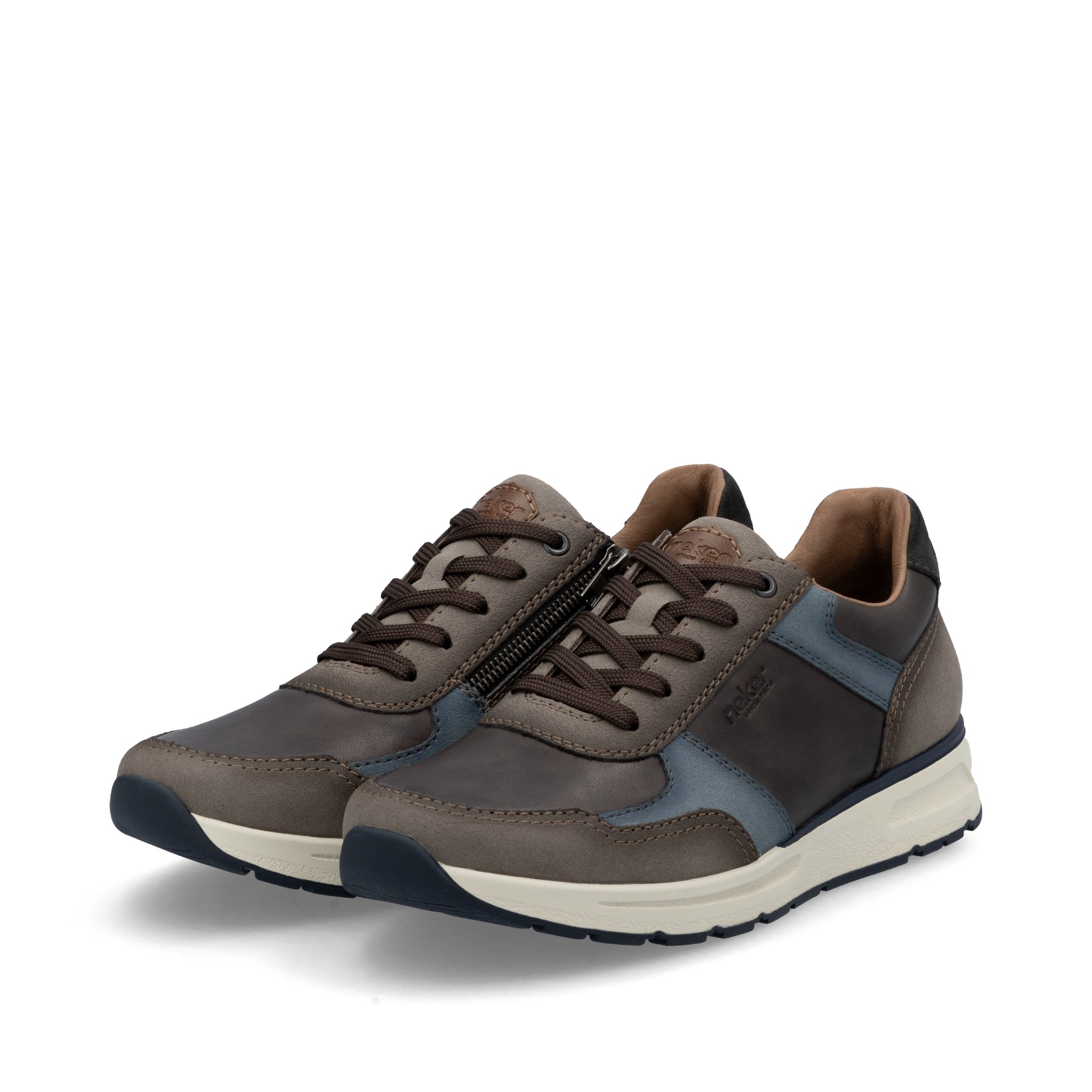 Braune Rieker Herren Sneaker Low B0704-25 mit einem Reißverschluss. Schuhpaar seitlich schräg.