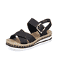 Graphitschwarze Rieker Keilsandaletten V7951-01 mit einem Klettverschluss. Schuh seitlich schräg.