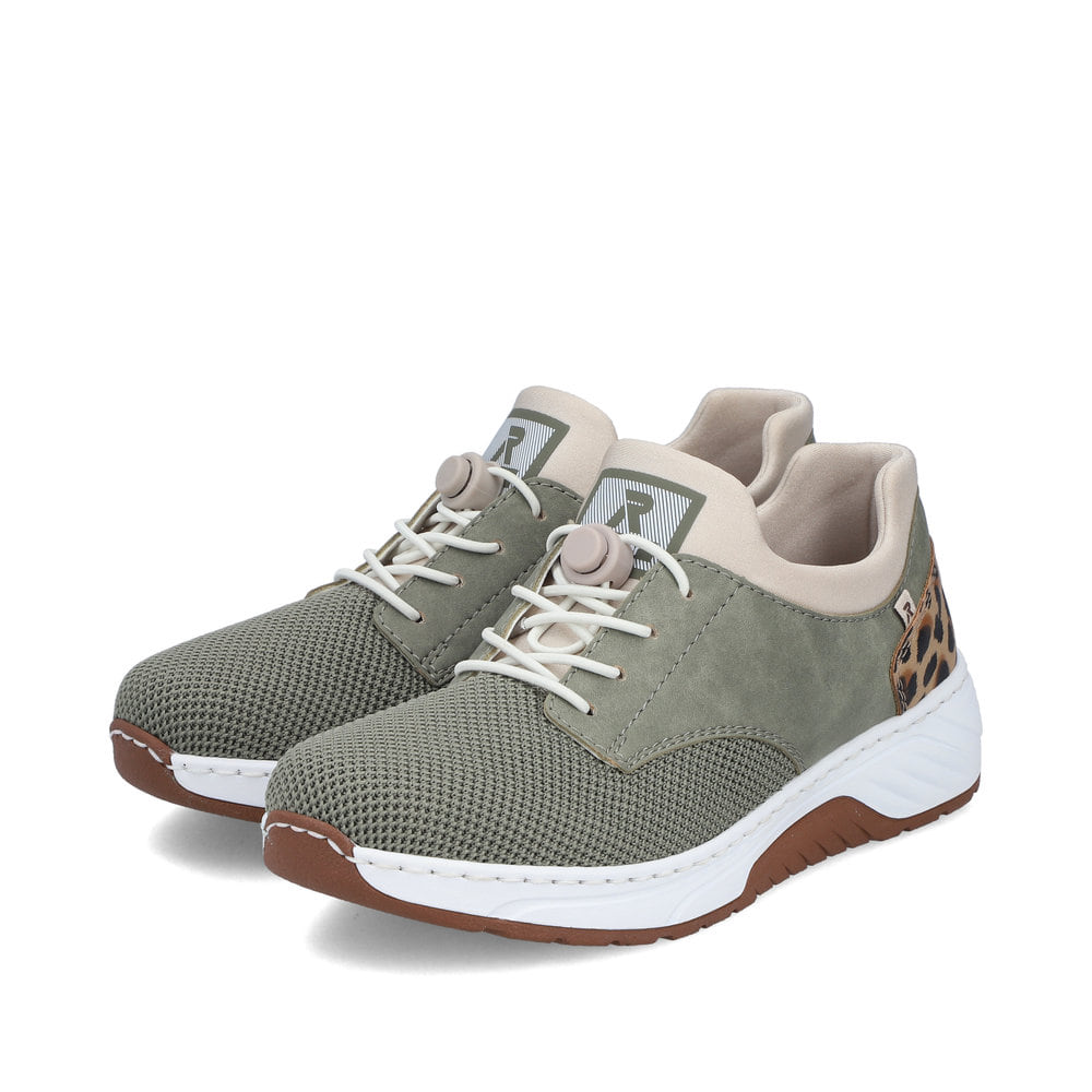 Khakifarbene Rieker Damen Slipper 53160-52 mit einem Gummizug sowie Extraweite H. Schuhpaar seitlich schräg.