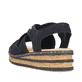 Schwarze Rieker Keilsandaletten 62908-00 mit einem Gummizug. Schuh von hinten.