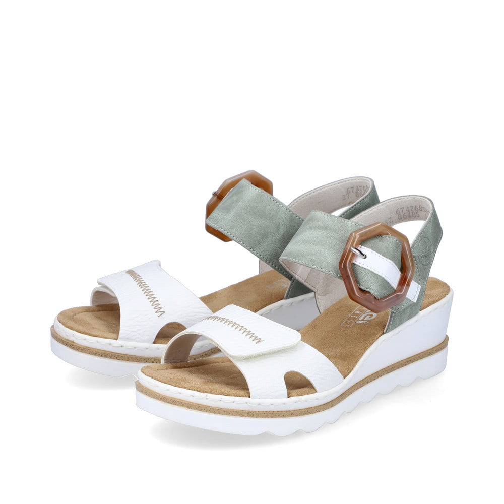 Weiße Rieker Keilsandaletten 67476-81 mit trendigen Schnalle. Schuhpaar seitlich schräg.