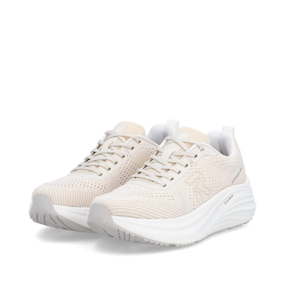 Beige Rieker Damen Sneaker Low W4101-60 mit Schnürung sowie ultraleichter Sohle. Schuhpaar seitlich schräg.