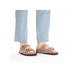 Braune Rieker Herren Pantoletten 21190-27 mit einem Schnallen sowie Extraweite H. Schuh am Fuß.