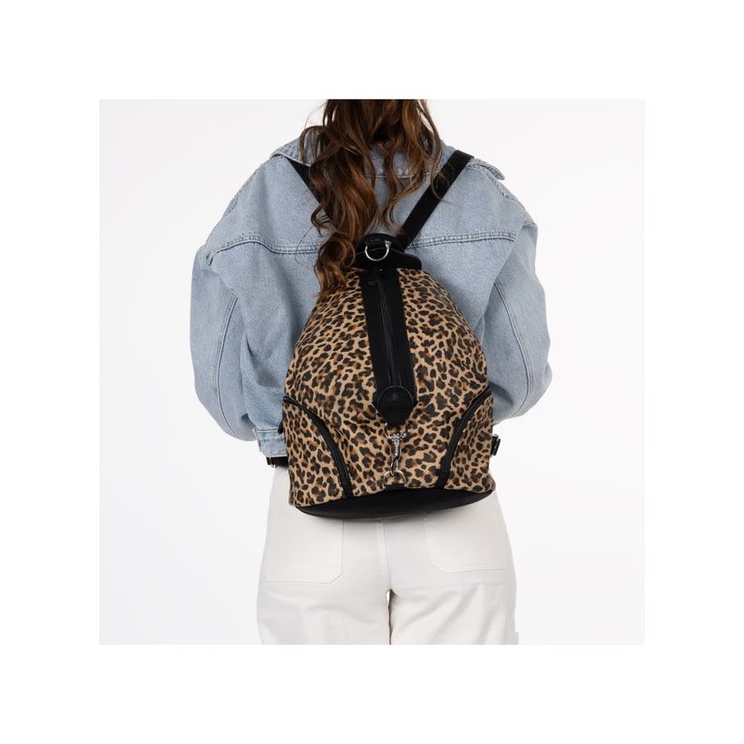 Sac à dos Rieker H1055-97 en imprimé animalierier avec fermeture éclair et compartiment arrière. Porté.
