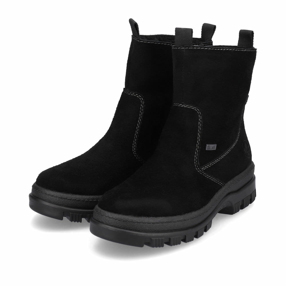 Tiefschwarze Rieker Damen Kurzstiefel X8250-00 mit Flip-Grip Sohle. Schuhpaar seitlich schräg.