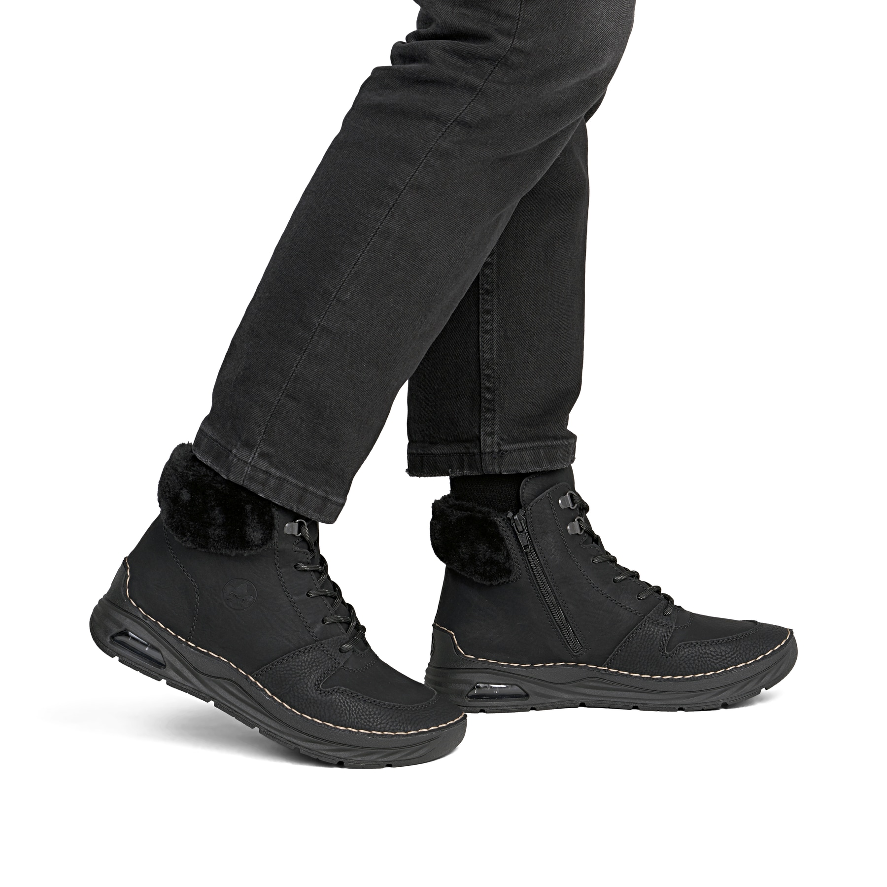 Schwarze Rieker Damen Schnürstiefel 44555-00 mit Rieker Air Sohlenfenster. Schuh am Fuß.