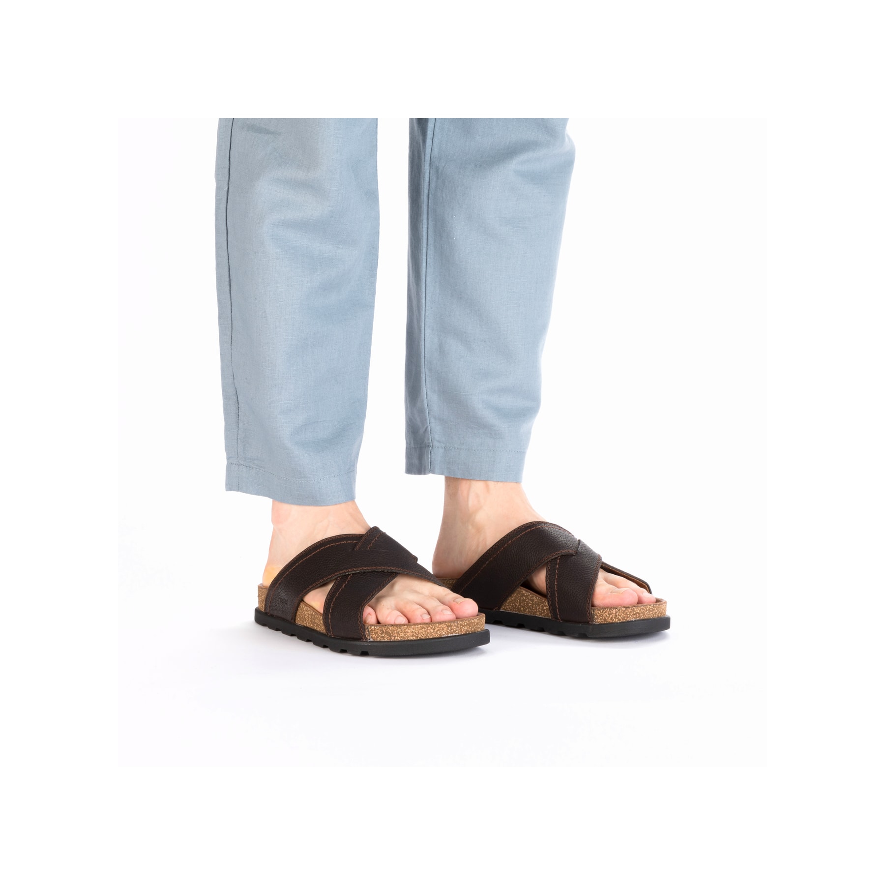 Braune Rieker Herren Pantoletten 21192-25 mit Extraweite H sowie flexibler Sohle. Schuh am Fuß.