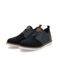Blaue Rieker Herren Slipper 04550-14 mit einem Gummizug sowie der Extraweite H. Schuhpaar seitlich schräg.