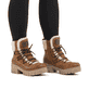 Vegane, braun-beige Rieker Damen Kurzstiefel 74574-24 mit einem Reißverschluss. Schuh am Fuß.