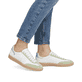 Weiße Rieker Damen Sneaker Low W2200-85 mit einer Schnürung. Schuh am Fuß.