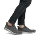 Graue Rieker Herren Slipper 11358-42 mit Ready2GO Slip-in Feature sowie Gummizug. Schuh am Fuß.