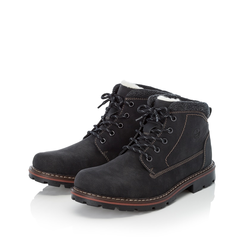 Graphitschwarze Rieker Herren Schnürstiefel 37730-00 mit einer Schnürung. Schuhpaar seitlich schräg.