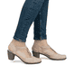 Rosane Rieker Pumps 40901-31 in Löcheroptik mit einem Gummizug. Schuh am Fuß.