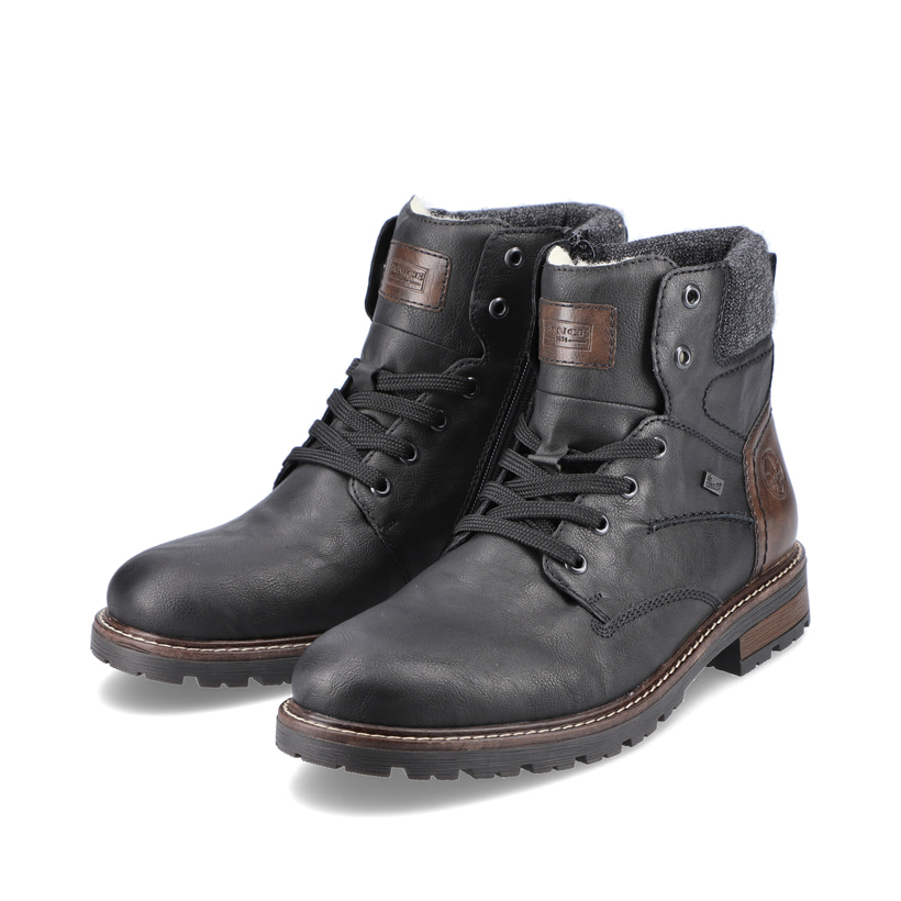 Tiefschwarze Rieker Herren Schnürstiefel 32031-01 mit Schnürung und Reißverschluss. Schuhpaar schräg.