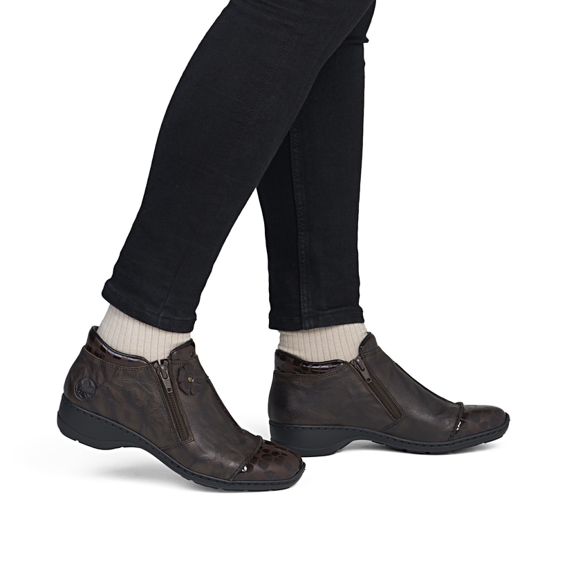 Dunkelbraune Rieker Damen Kurzstiefel 58388-26 aus Glattleder. Schuh am Fuß.