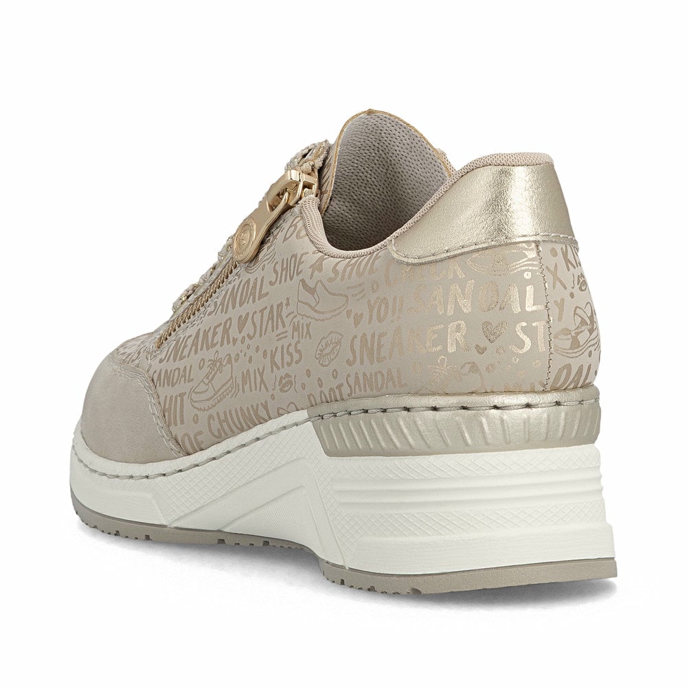 Baskets basses Rieker beiges pour femme N4316-62 avec finition métallisée. Chaussure vue de l'arrière.