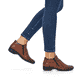 Braune Rieker Damen Kurzstiefel 58388-22 aus Glattleder mit Leo-Print. Schuh am Fuß.