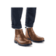 
Waldbraune Rieker Herren Chelsea Boots F3660-25 mit einer robusten Profilsohle. Schuh seitlich schräg