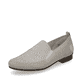 Hellbeige Rieker Ballerinas 51989-64 mit einem Elastikeinsatz sowie Löcheroptik. Schuh seitlich schräg.