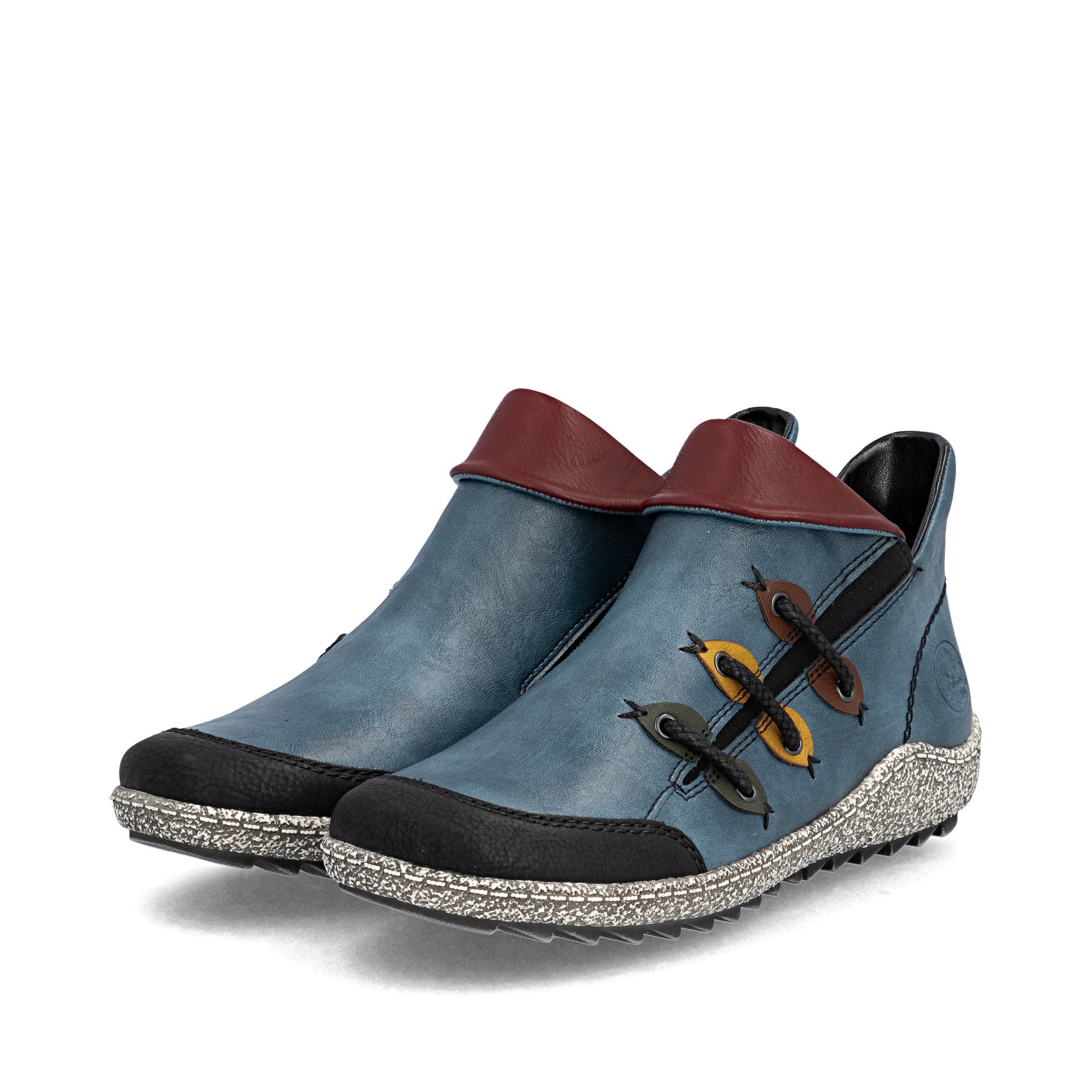 Ozeanblaue Rieker Damen Slipper Z7582-00 mit einer Profilsohle. Schuhpaar schräg.