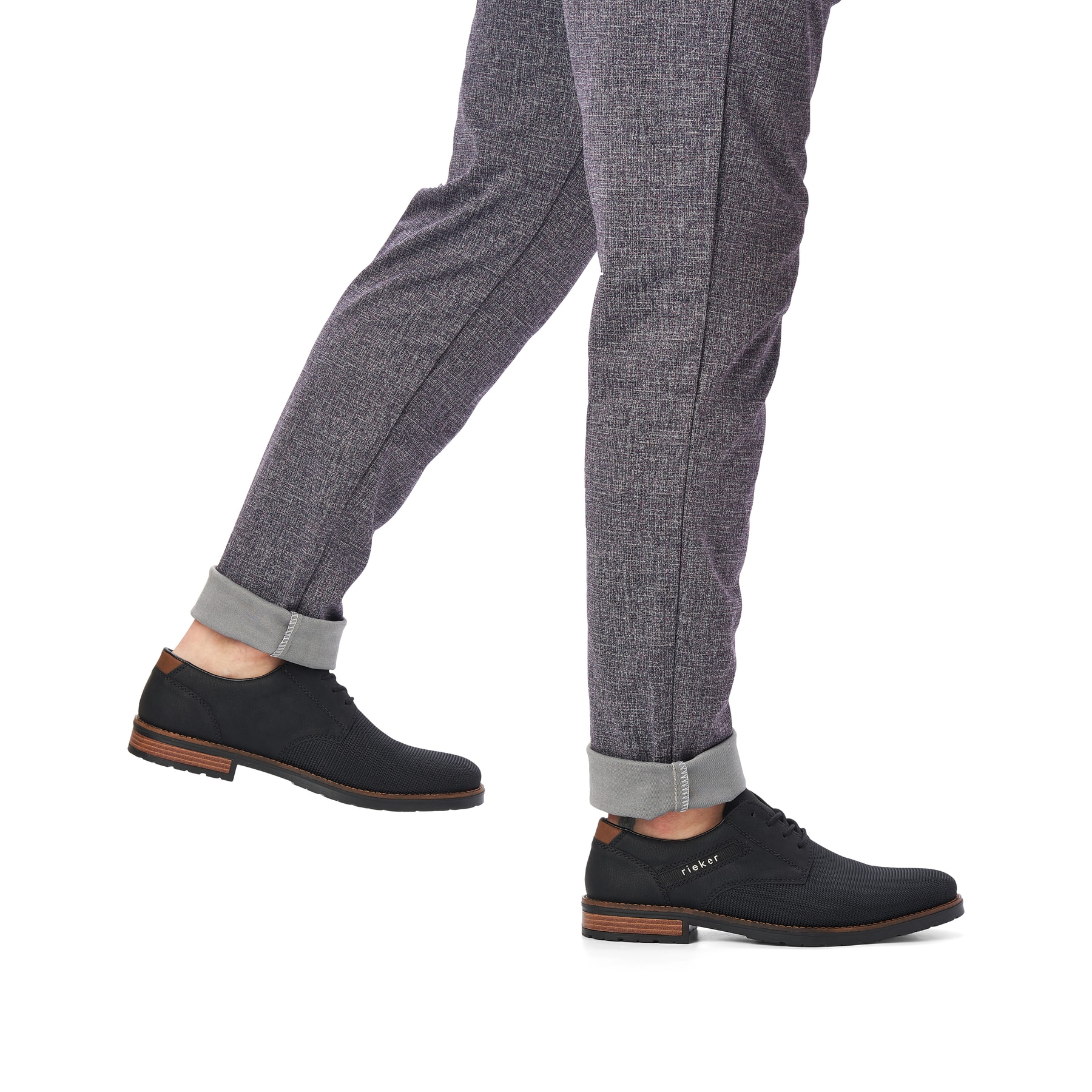 Schwarze Rieker Herren Schnürschuhe 14614-00 mit der Komfortweite G. Schuh am Fuß.