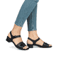 Schwarze Rieker Riemchensandaletten 62685-00 mit trendigen Schnalle. Schuh am Fuß.