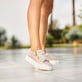 Goldene Rieker Damen Sneaker Low N5917-90 mit einem Reißverschluss. Schuh am Model.