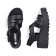 Schwarze Rieker Keilsandaletten 68063-00 mit trendigen Schnalle. Schuh von oben, liegend.