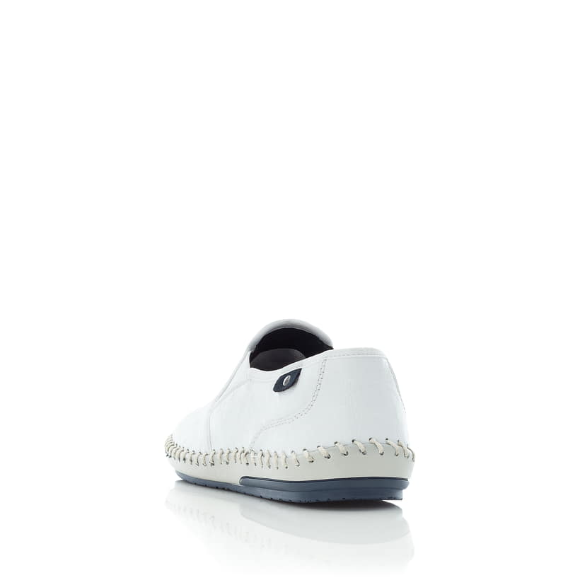 Weiße Rieker Herren Slipper B4551-81 mit einem Gummizug sowie Komfortweite G 1/2. Schuh von hinten.