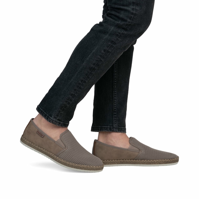 Beige Rieker Herren Slipper B5265-65 mit einem Gummizug sowie Komfortweite G 1/2. Schuh am Fuß.