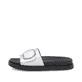 Silberne Rieker Damen Pantoletten W1453-90 mit Gummizug sowie trendigen Schnalle. Schuh Außenseite.
