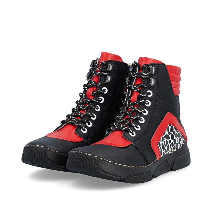Bottes à lacets Rieker noires pour femmes 45904-00 avec motif saisissant. Chaussures inclinées sur le côté.