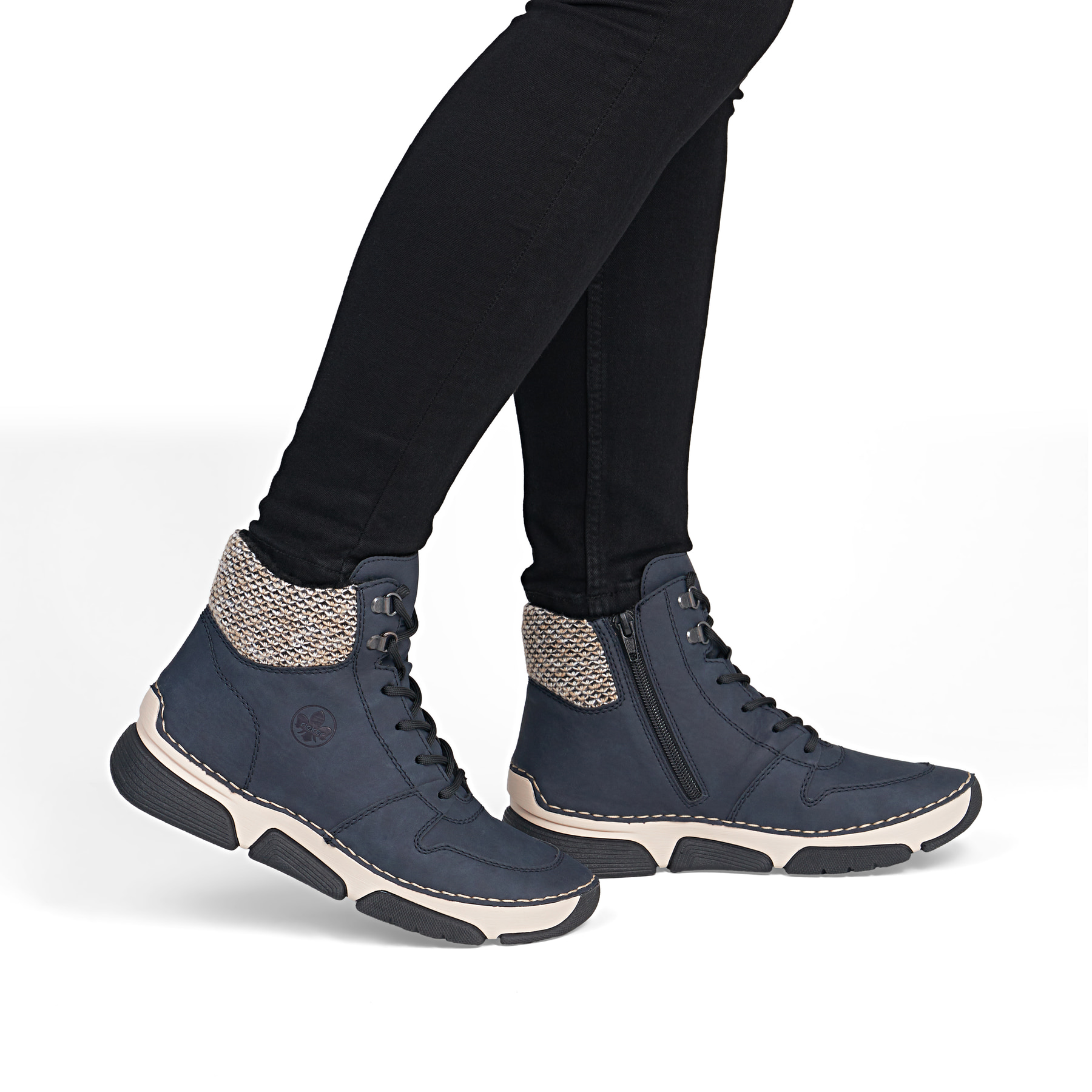 Dunkelblaue Rieker Damen Schnürstiefel 45955-15 mit Strick-Kragen. Schuh am Fuß.