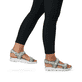 Weiße waschbare Rieker Damen Trekkingsandalen V8401-91 mit flexibler Sohle. Schuh Außenseite gespiegelt.