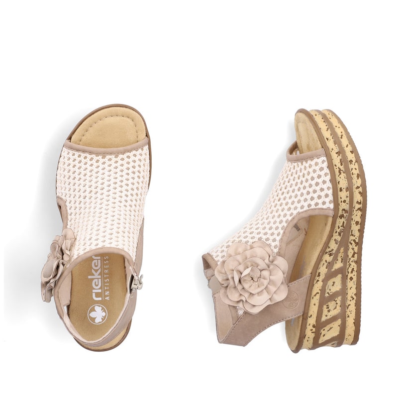 Beige Rieker Keilsandaletten 68180-60 mit dekorativer Blume sowie Reißverschluss. Schuh von oben, liegend.