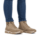 Beige Rieker Damen Schnürstiefel 45956-64 mit wasserabweisender TEX-Membran. Schuh am Fuß.