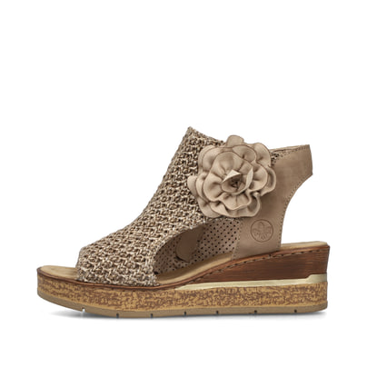 Beige Rieker Keilsandaletten 63791-60 mit dekorativer Blume sowie Reißverschluss. Schuh Außenseite.
