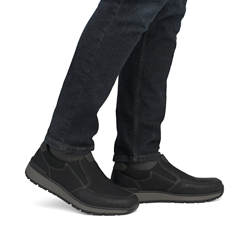 Mocassins Rieker noirs pour homme B9062-00 avec bande élastique. Chaussure au pied.