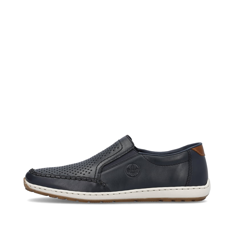Blaue Rieker Herren Slipper 08868-15 mit Elastikeinsatz sowie Löcheroptik. Schuh Außenseite.