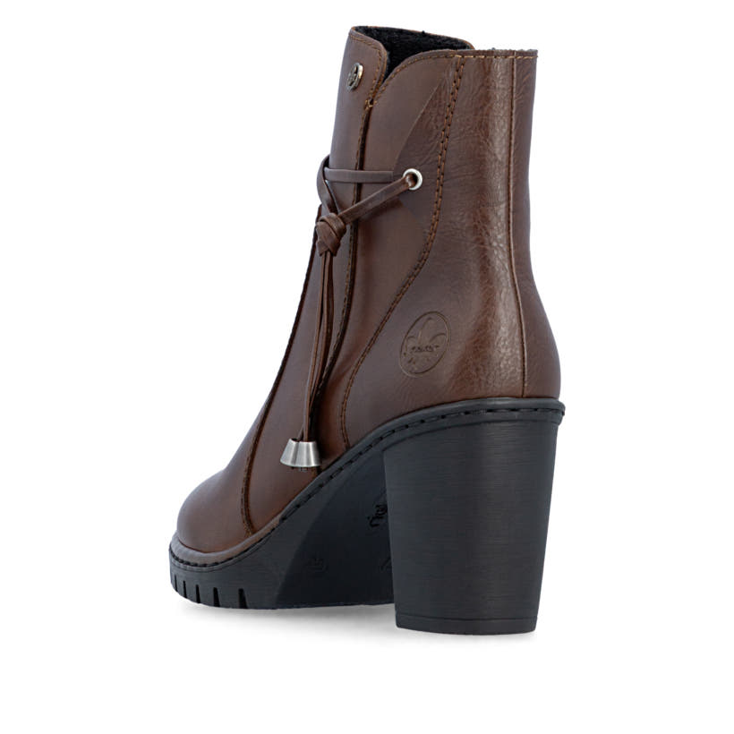 Dunkelbraune Rieker Damen Stiefeletten Y2567-22 aus Glattleder. Schuh von hinten.