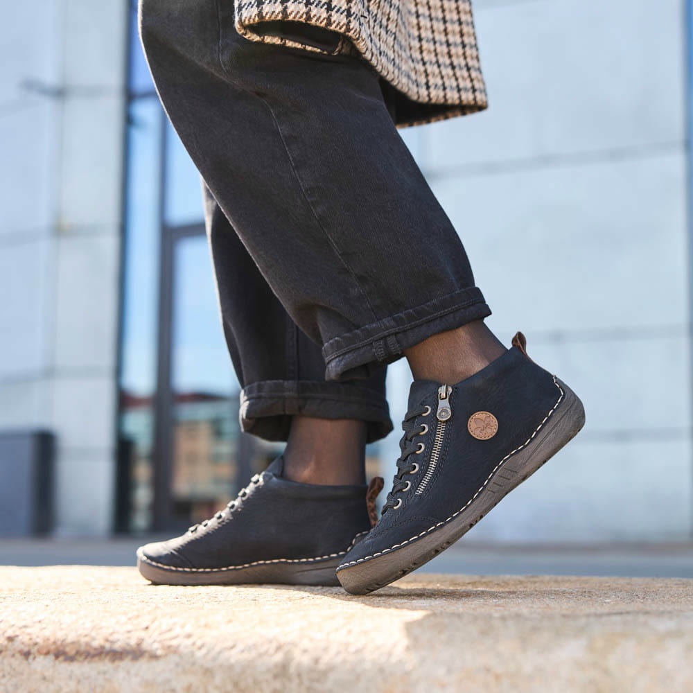 Schwarze Rieker Damen Schnürstiefel 52514-00 getragen