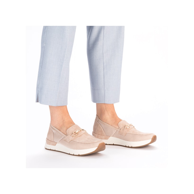Zartrosane vegane Rieker Damen Loafer 58955-31 mit einem Elastikeinsatz. Schuh am Fuß.