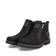 
Graphitschwarze Rieker Herren Kurzstiefel 37770-00 mit einer robusten Profilsohle. Schuhpaar schräg.