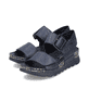 Blaue Rieker Damen Riemchensandalen 64450-14 mit einem Klettverschluss. Schuhpaar seitlich schräg.