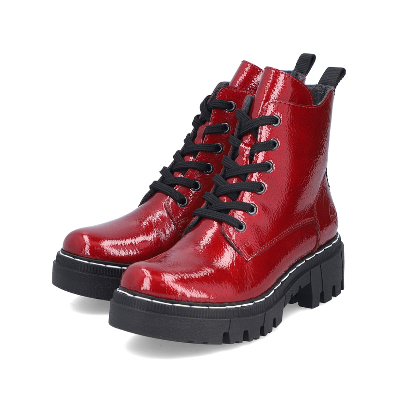 Hellrote Rieker Damen Biker Boots 74020-33 mit einem Reißverschluss. Schuhpaar seitlich schräg.