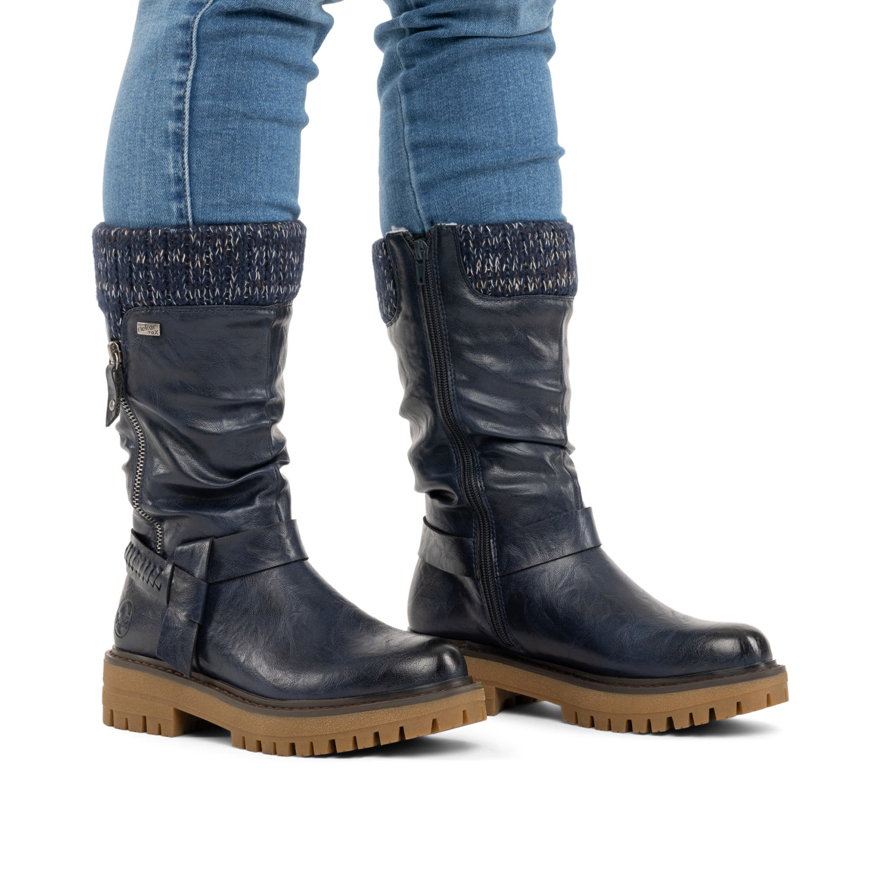 Dunkelblaue Rieker Damen Hochschaftstiefel 92984-14 mit modischer Faltenoptik. Schuh am Fuß.