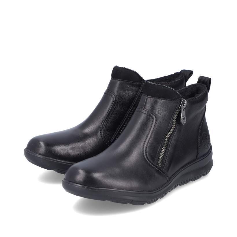 Mattschwarze Rieker Damen Kurzstiefel Z0060-00 mit einem Reißverschluss. Schuhpaar seitlich schräg.