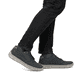 Stahlblaue Rieker Herren Schnürschuhe 04003-14 mit braunen Details. Schuh am Fuß.