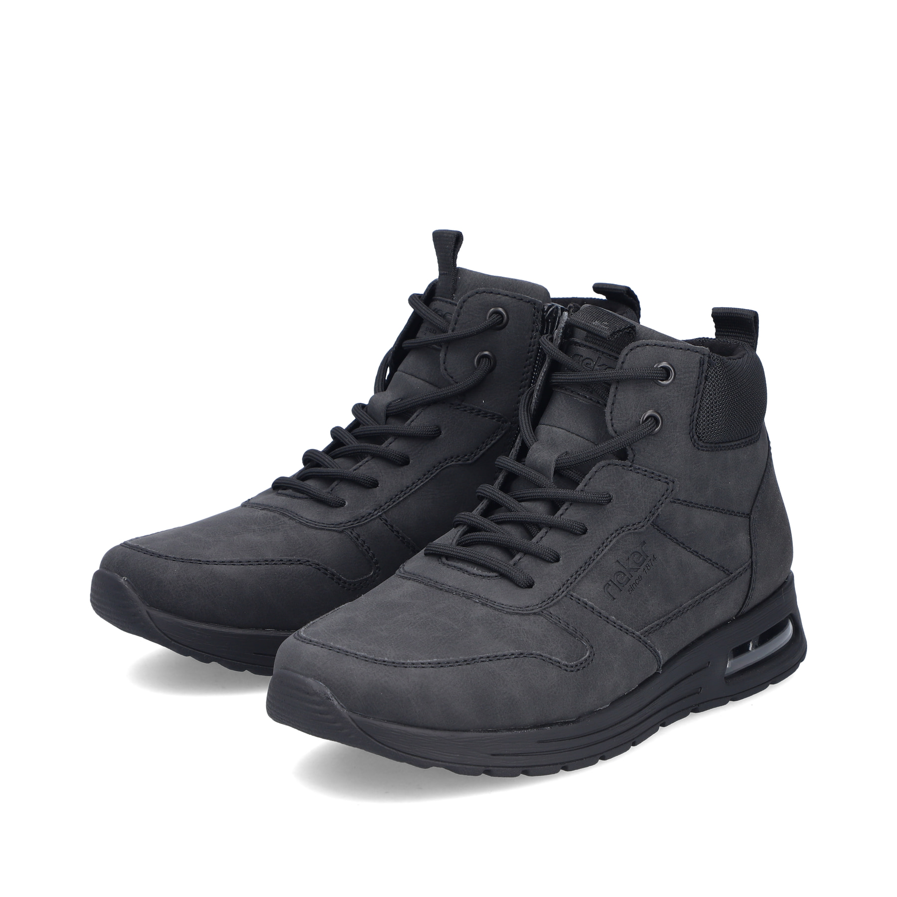 Schwarze Rieker Herren Schnürstiefel B1024-00 mit Rieker Air Sohlenfenster. Schuhpaar seitlich schräg.